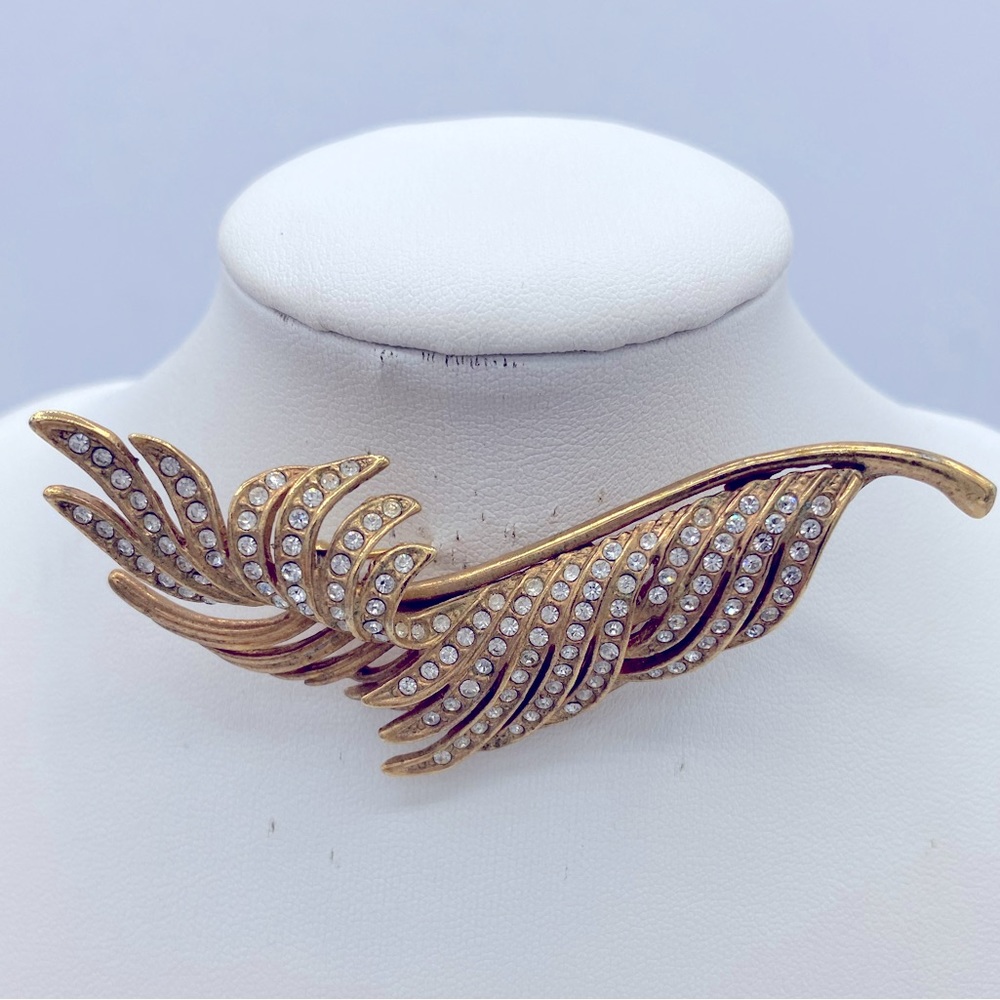 Vintage Gold Toned Textured And Rhinestone Feather Brooch Signed ROMAN 3”by 1”